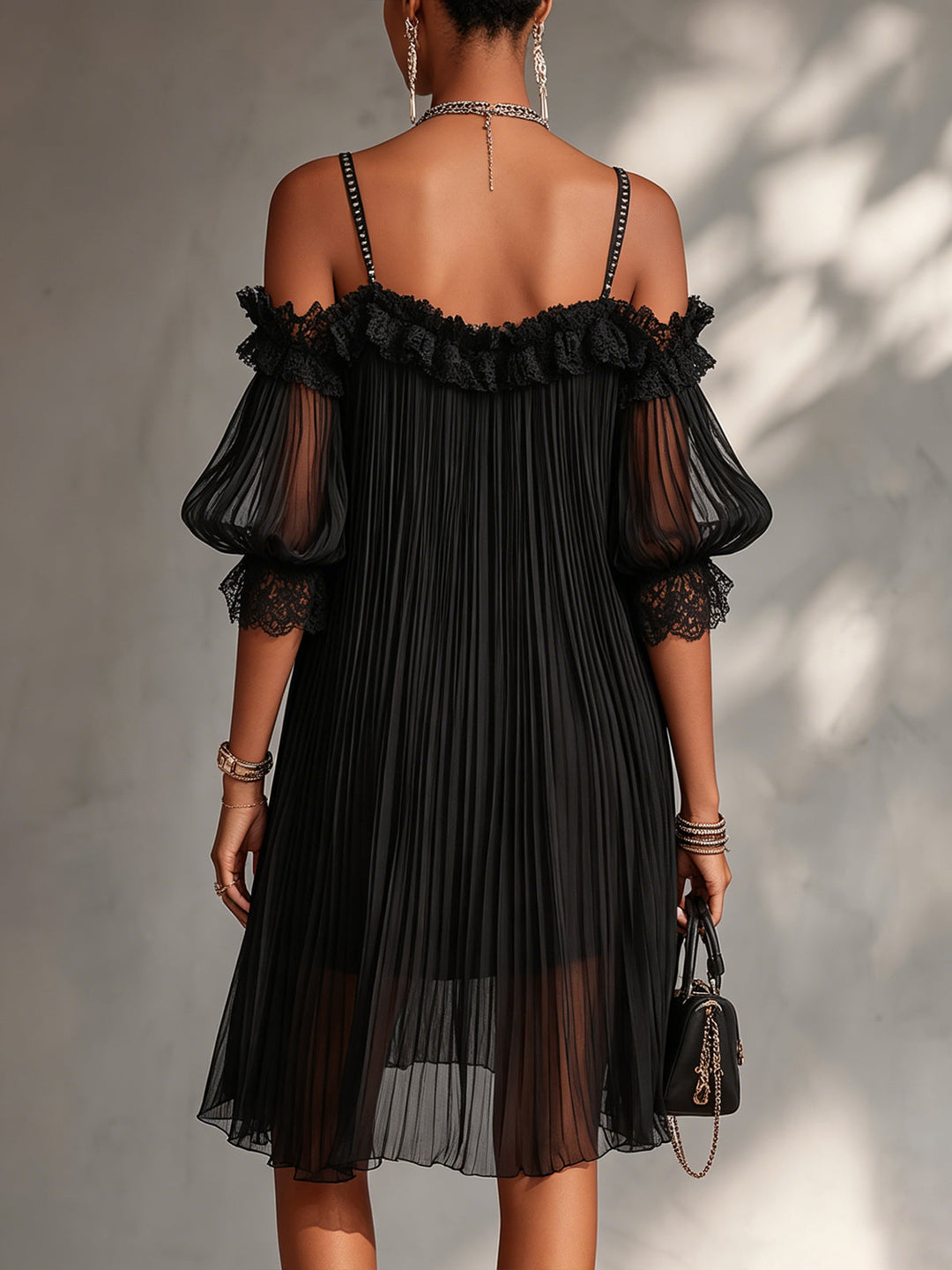 Vittoria | Miniabito nero in mussola con spalle scoperte e bordi in pizzo