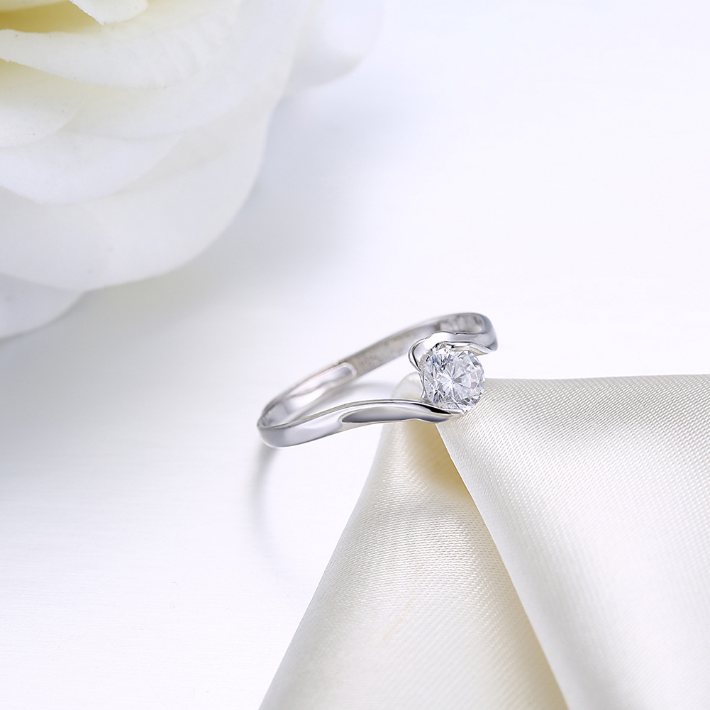 Aurore | Anello Solitario con Cristallo Incastonato in Design Torciglione