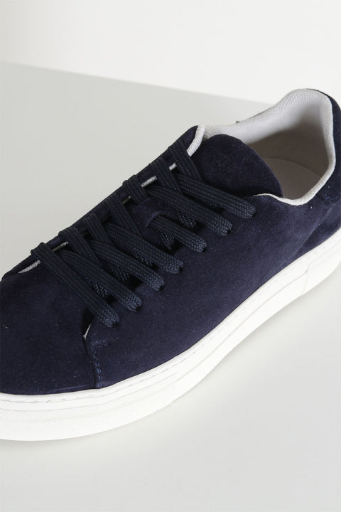 Sneakers in camoscio blu scuro con suola bianca da uomo