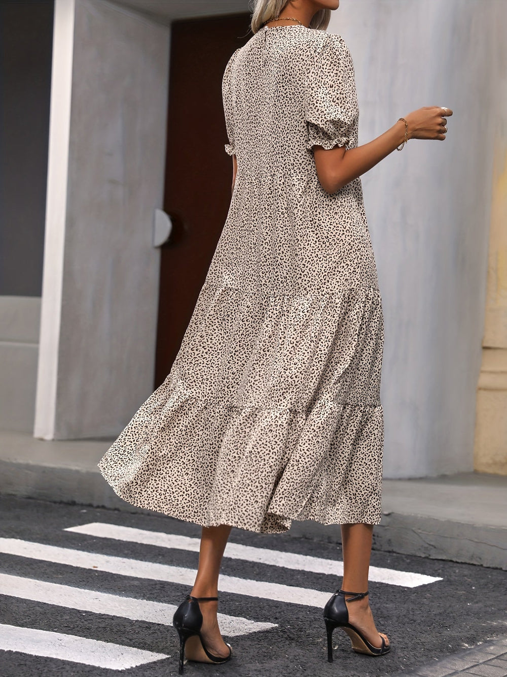 Harriet | Casual dress with round neck and ruffle details