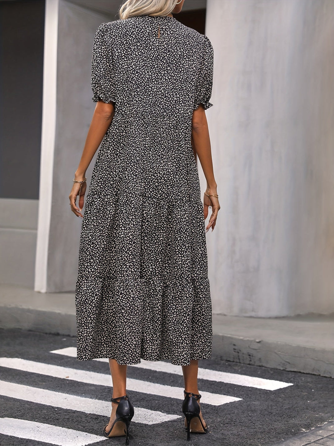 Harriet | Casual dress with round neck and ruffle details