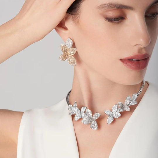 Elegant necklace with crystal flower
