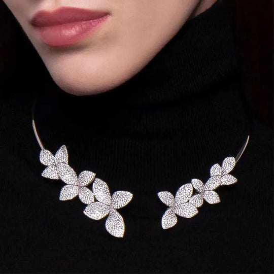 Elegant necklace with crystal flower