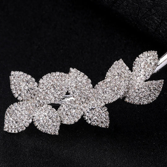 Elegant necklace with crystal flower
