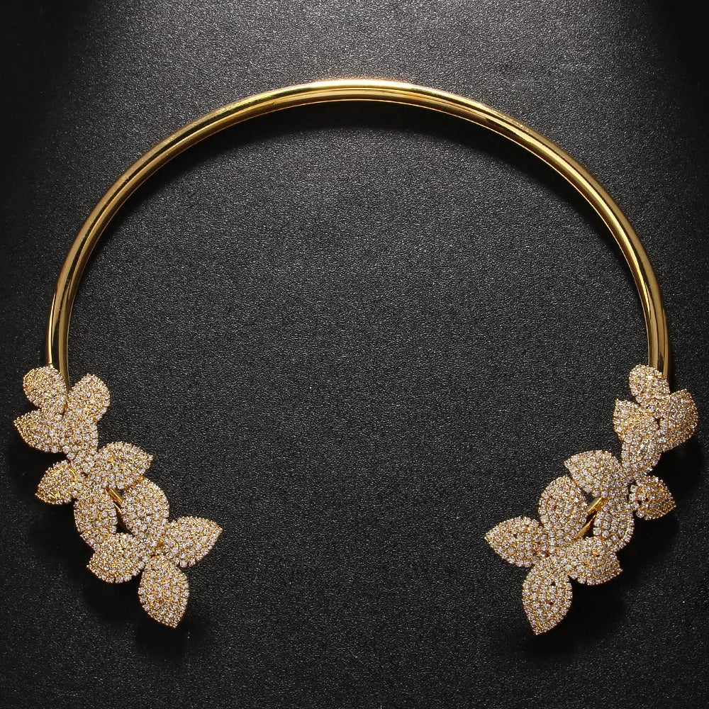 Elegant necklace with crystal flower