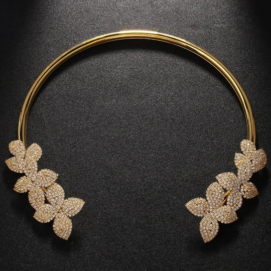 Elegant necklace with crystal flower