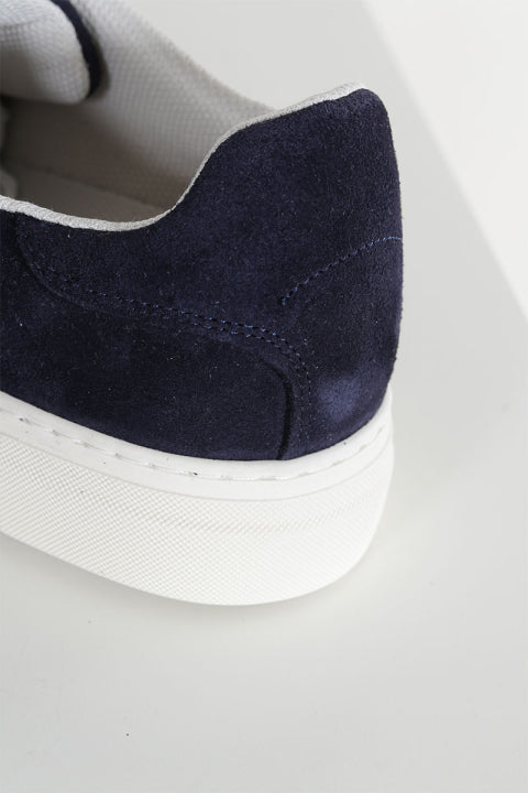 Sneakers in camoscio blu scuro con suola bianca da uomo
