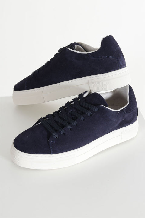 Sneakers in camoscio blu scuro con suola bianca da uomo