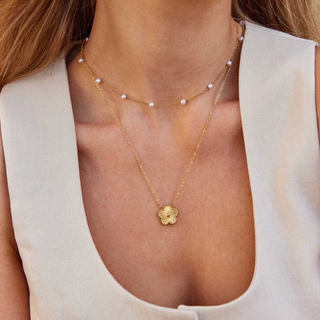 Chain necklace with decorative pearls