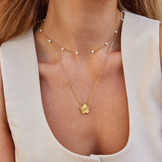 Chain necklace with decorative pearls