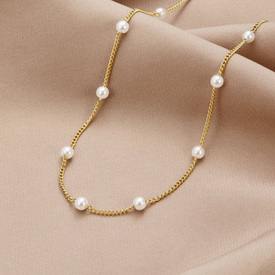 Chain necklace with decorative pearls