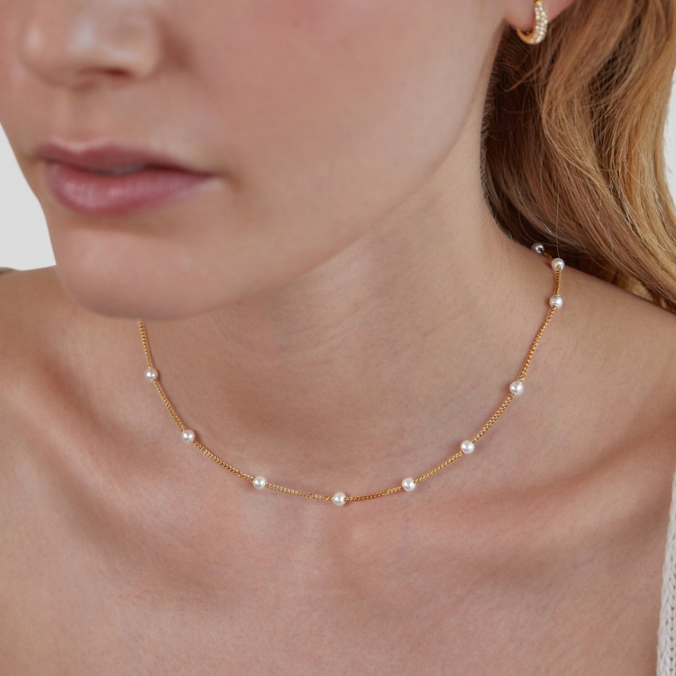 Chain necklace with decorative pearls