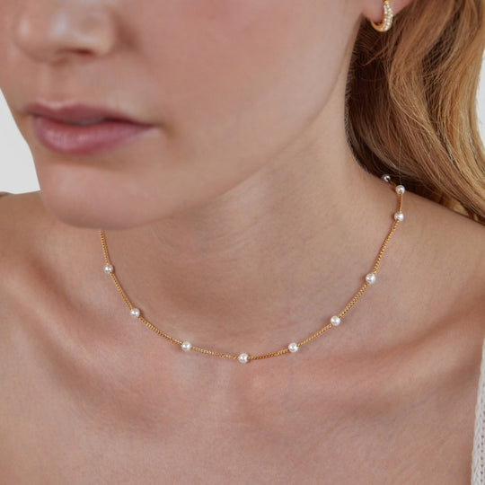 Chain necklace with decorative pearls